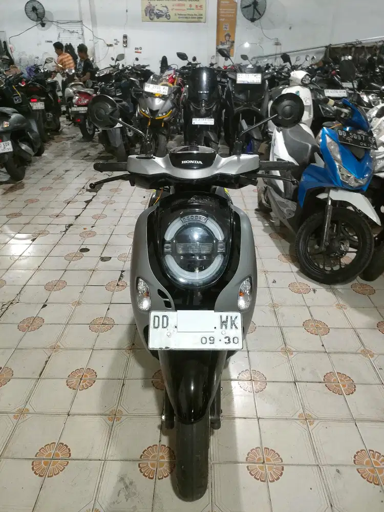 Honda Scoopy 2025 silver hitam