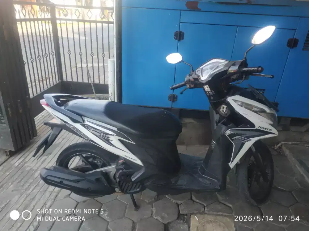 Honda Vario kzr tahun 2013 warna putih plat L sby