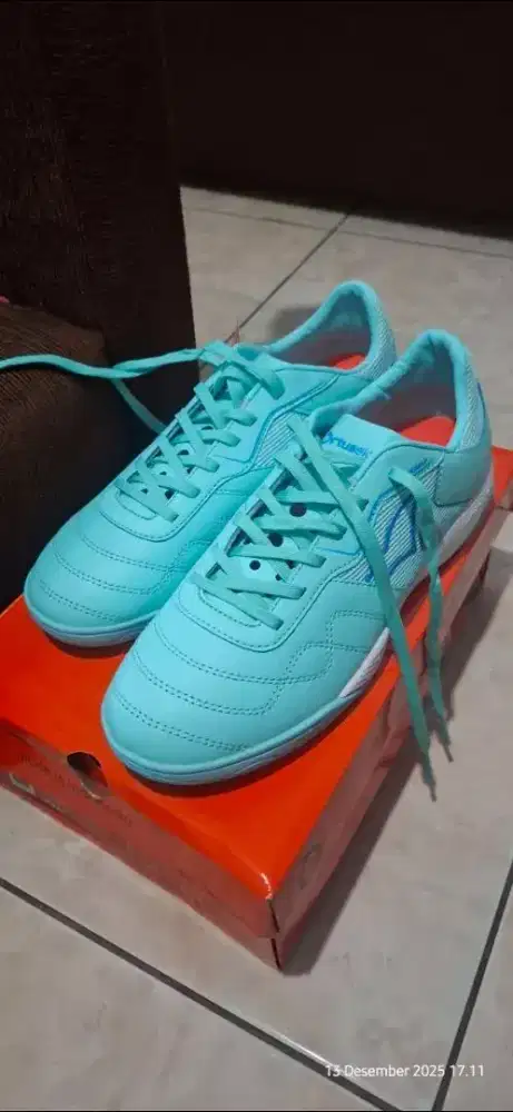 Sepatu futsal ortuseight jogosala strive