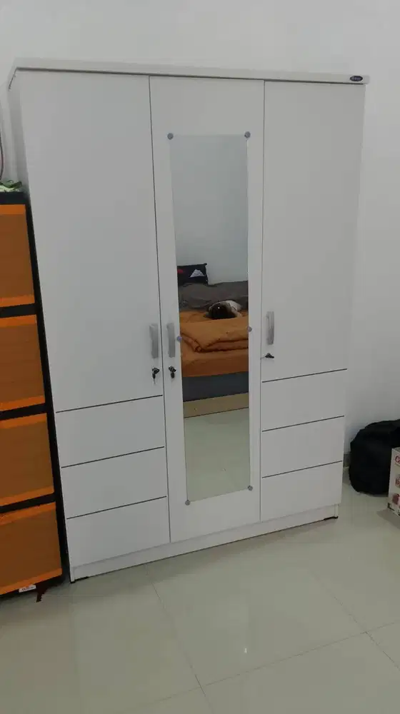 lemari pakaian 3 pintu karin