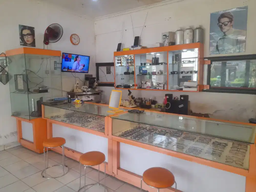 Etalase Optik kacamata