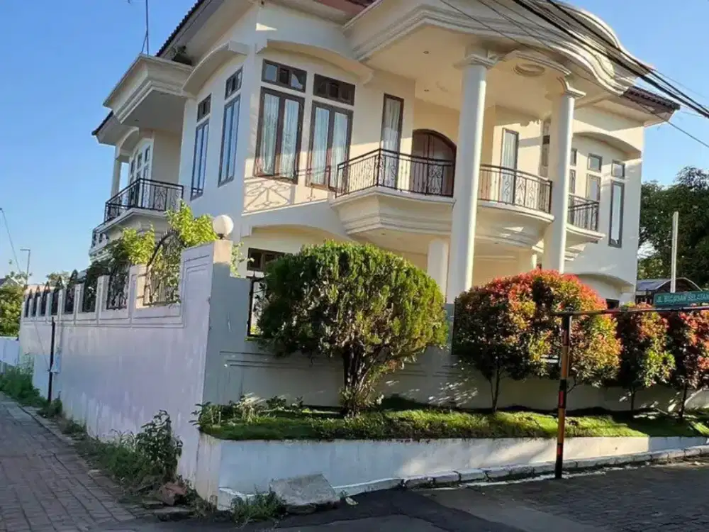 Rumah Mewah Bulusan Selatan Tembalang Semi Furnished bangunan 2 Lt posisi Hook