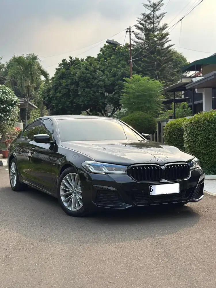 BMW 530i G30 Hitam