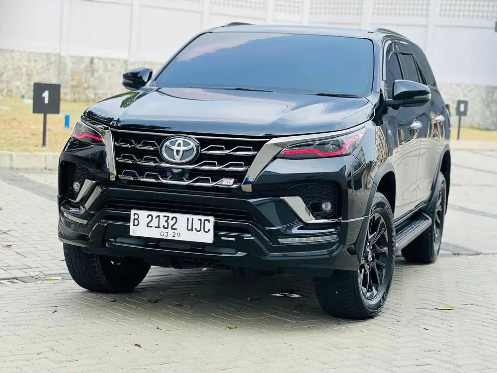 TOYOTA FORTUNER 2.8 GR SPORT DIESEL AT HITAM 2024 LOW KM 2025