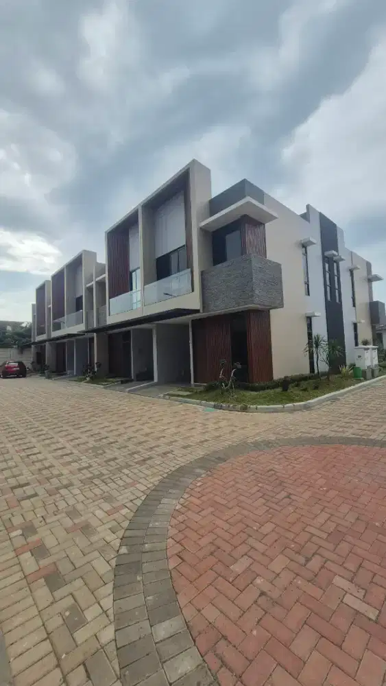 Rumah 2 lantai siap huni lokasi di pinggir jalan  Martadinata ciputat