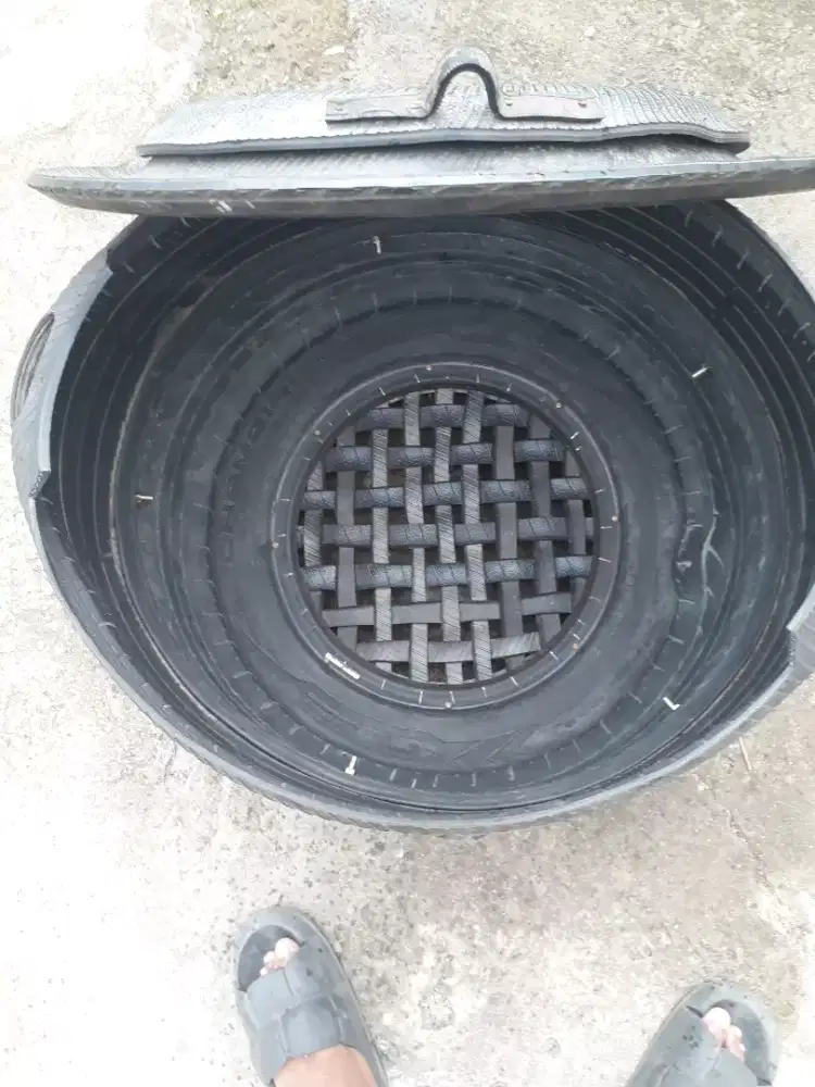 TEMPAT SAMPAH DARI BAN BEKAS