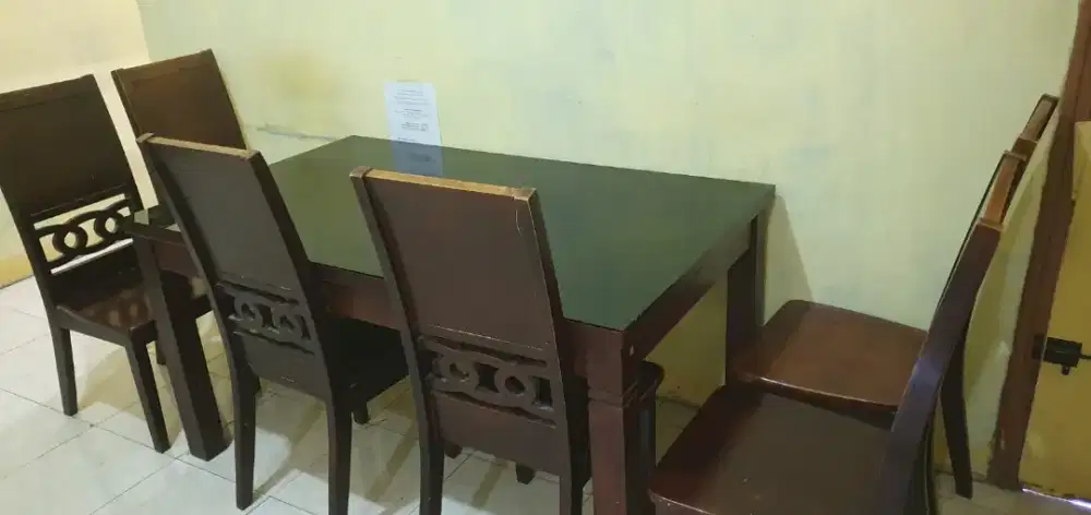 Dijual Seken 1 set Meja makan, kaca mejanya beserta kursinya