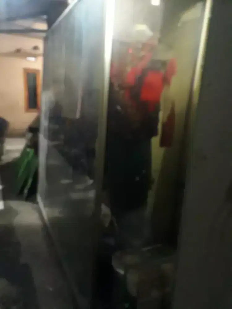 Lemari kaca hias tebal 8-10 mili