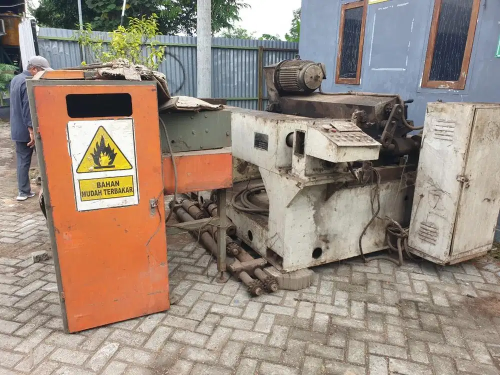 Mesin rotary kayu veener