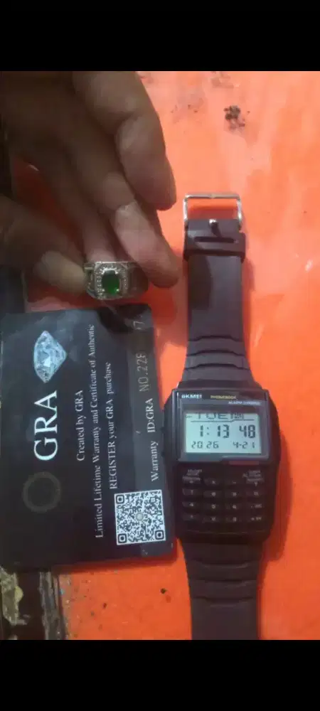 Jam tangan dan batu ada sertifikasi