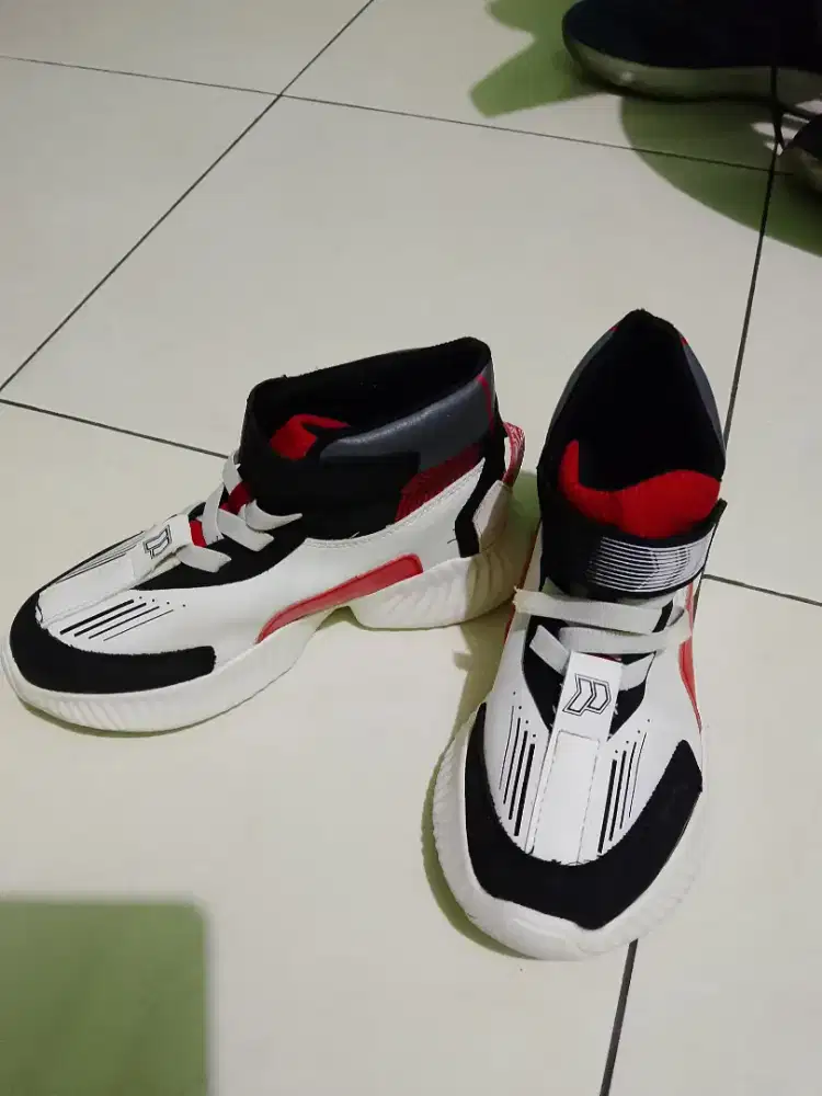 Di jual sepatu 2 pasang, Merck LA Gear dan precise