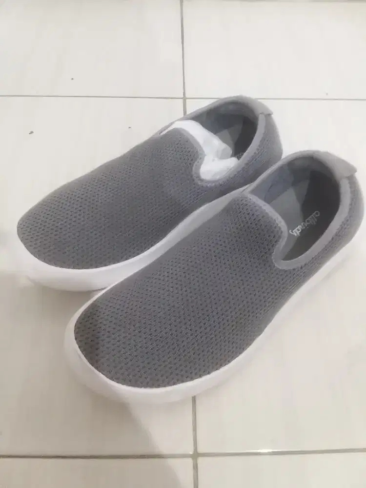 Sepatu slip on allbirds abu2 mulus ori size 41