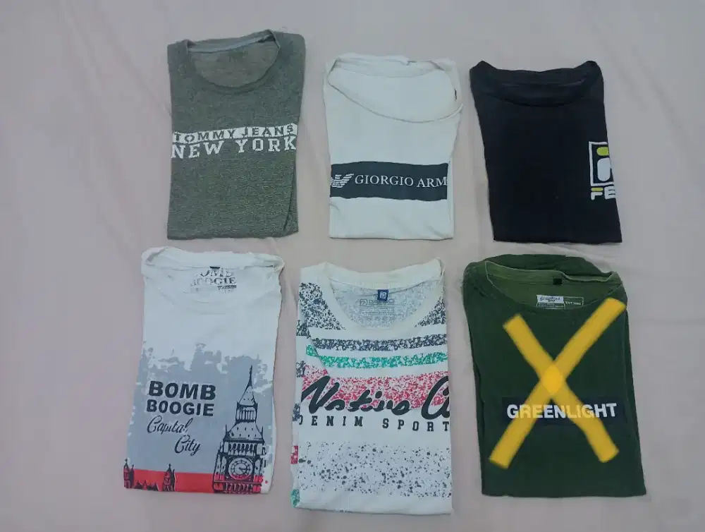 Kaos pria dengan ukuran LD 100 cm dan panjang 65 cm