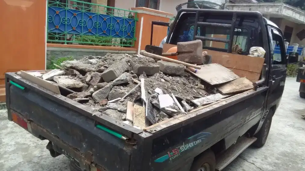 Jasa buang puing bangunan di tanah sereal