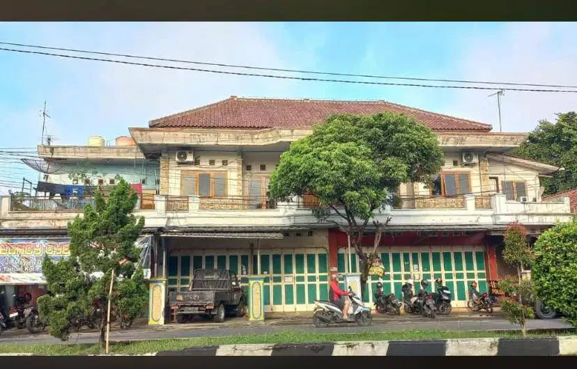 DIJUAL RUMAH TINGKAT DUA BESERTA TIGA RUKO DIBAWAHNYA