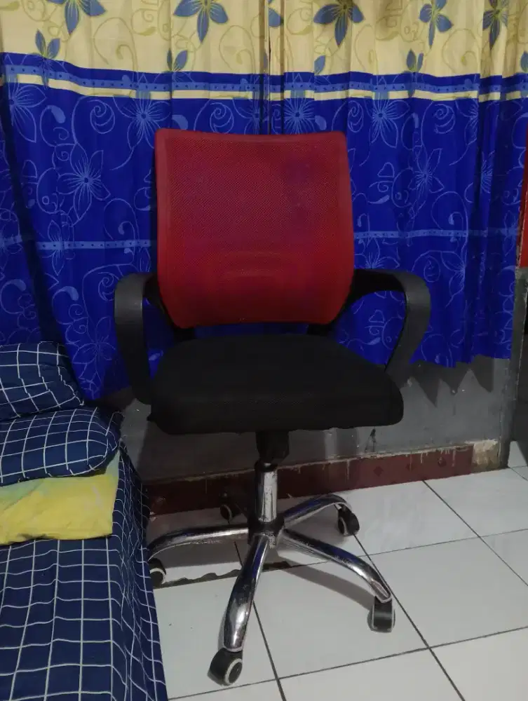 Kursi kantoran jring warna hitam merah