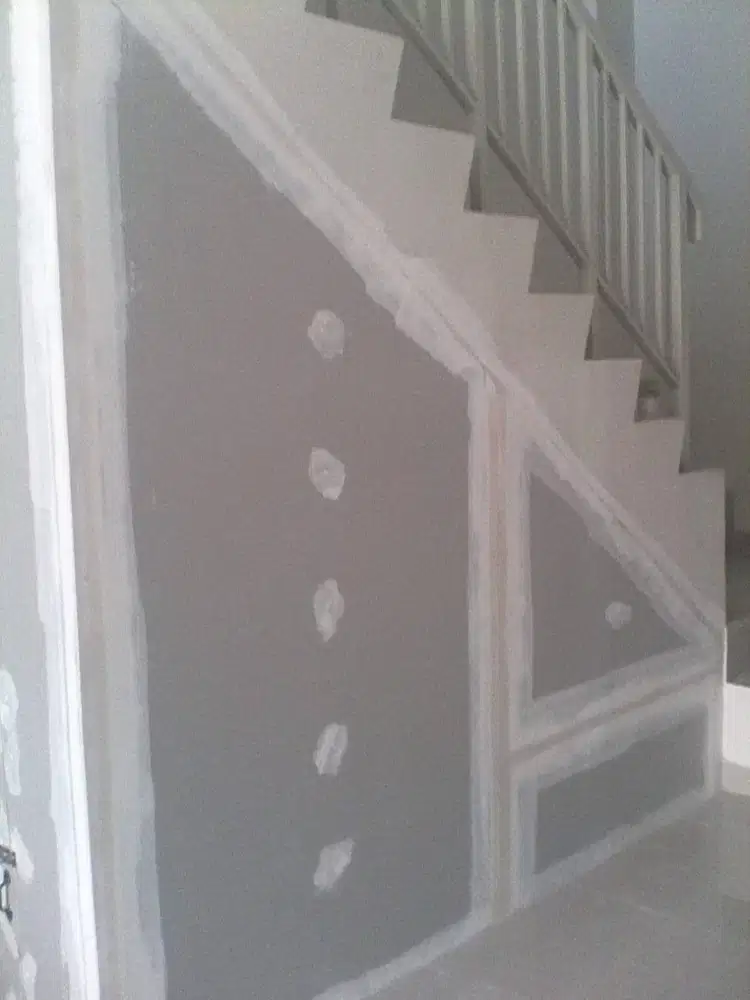 Tukang profesional dekor dan furniture kantor PVC moulding dan partisi