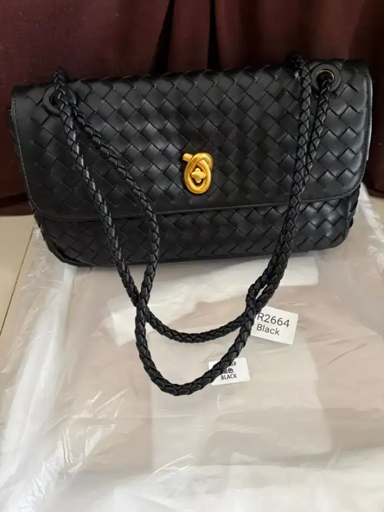 Tas Sling branded hitam