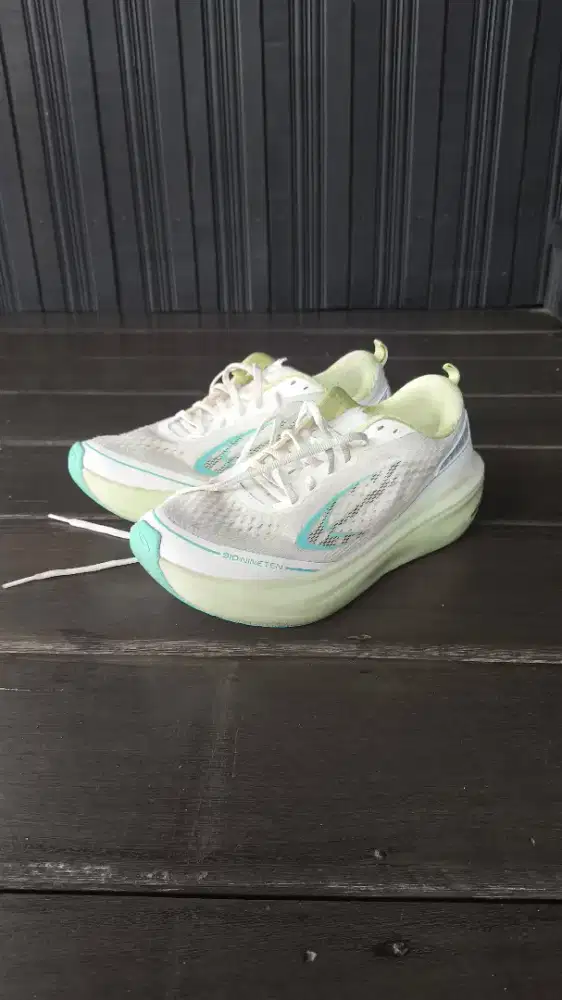 Sepatu lari nineten