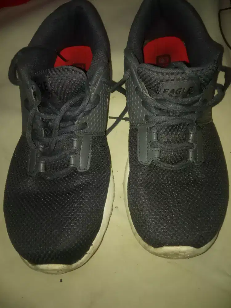 Sepatu sport merk eagle no. 43