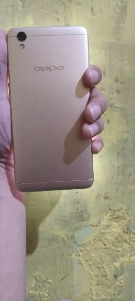 Oppo A37 ..Ram 2/16 No Minus masih lumayan mulus..Hp BATANGAN AJA
