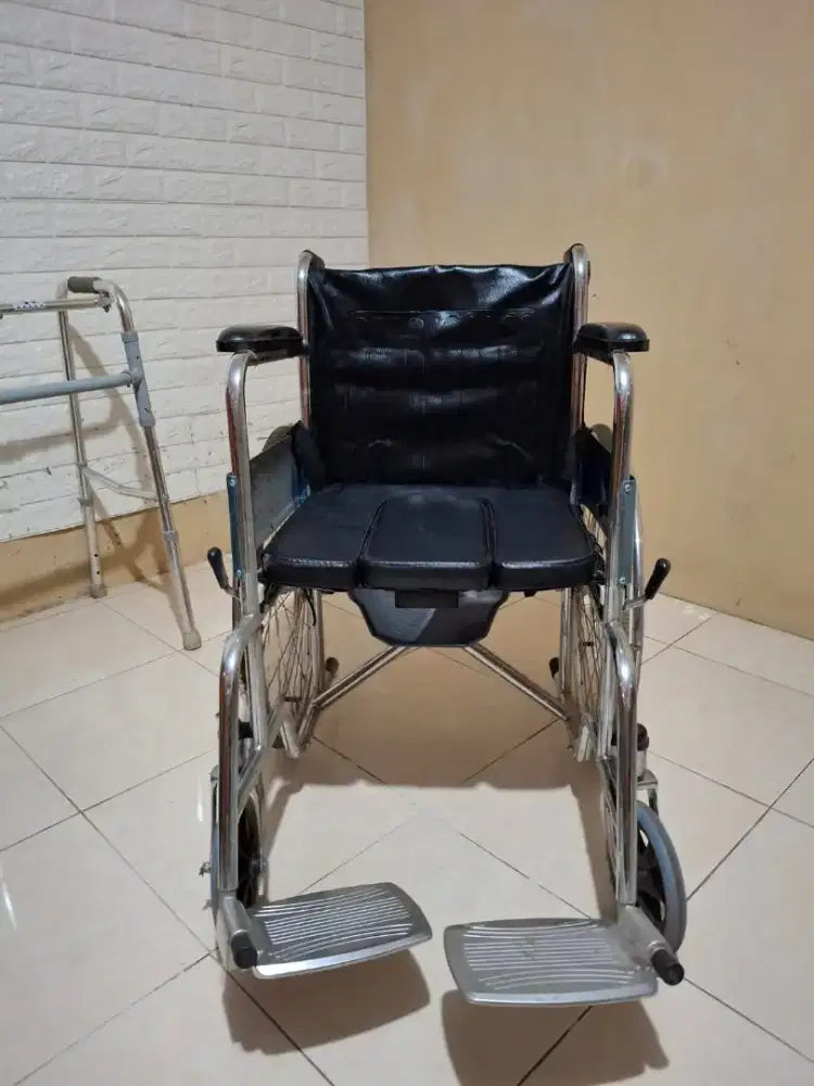 Jual Kursi Roda Utk Mandi & Walker Lipat - Kondisi Masih Bagus