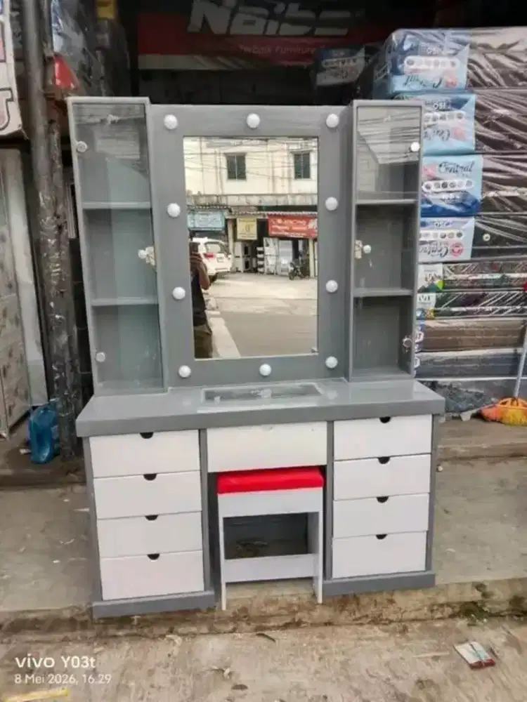 Meja Rias Lampu