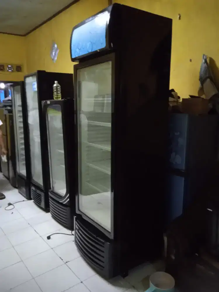 Jual barang tarikan nya Showcase dan kulkas 2 pintu siap antar garansi