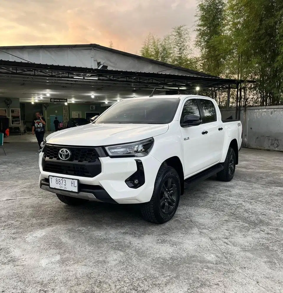 HILUX V 4X4 2025 Matic Km 9 Ribu Oto Seken Rasa Baru