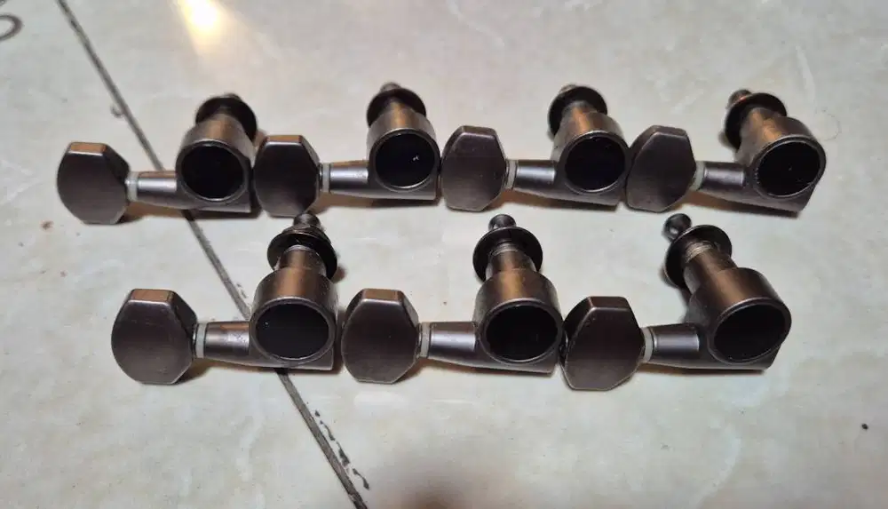 7 string screwless tuning machine