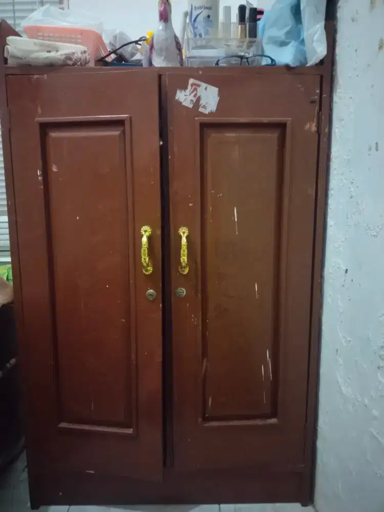 Lemari pakaian terbuat dari kayu