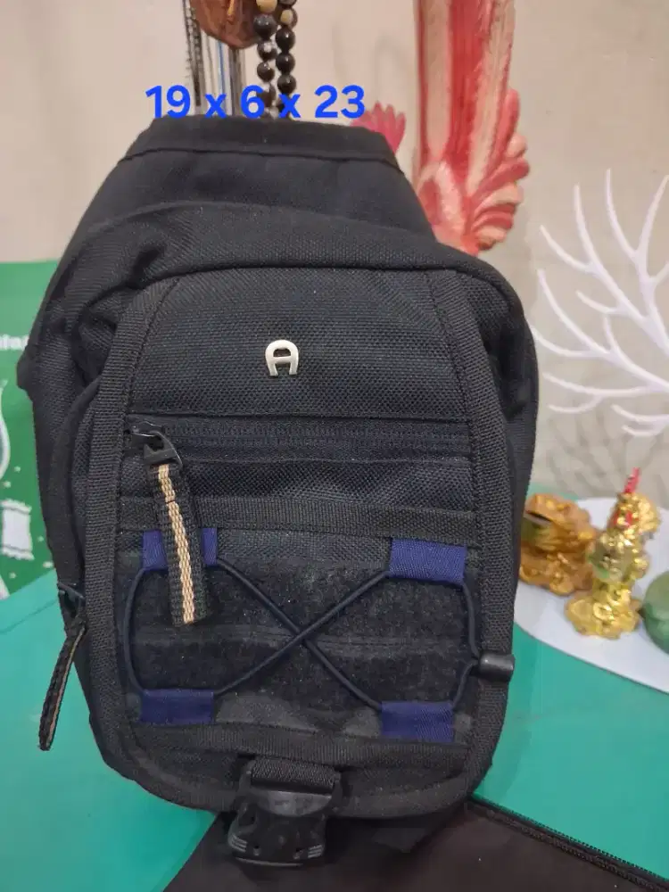 Tas selempang branded 
Aifner uk 19 x 2 x 23 
Limited edition 
Barang
