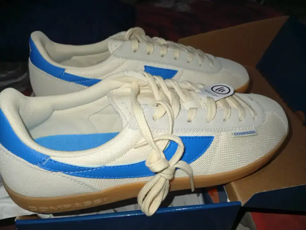 sepatu compasss