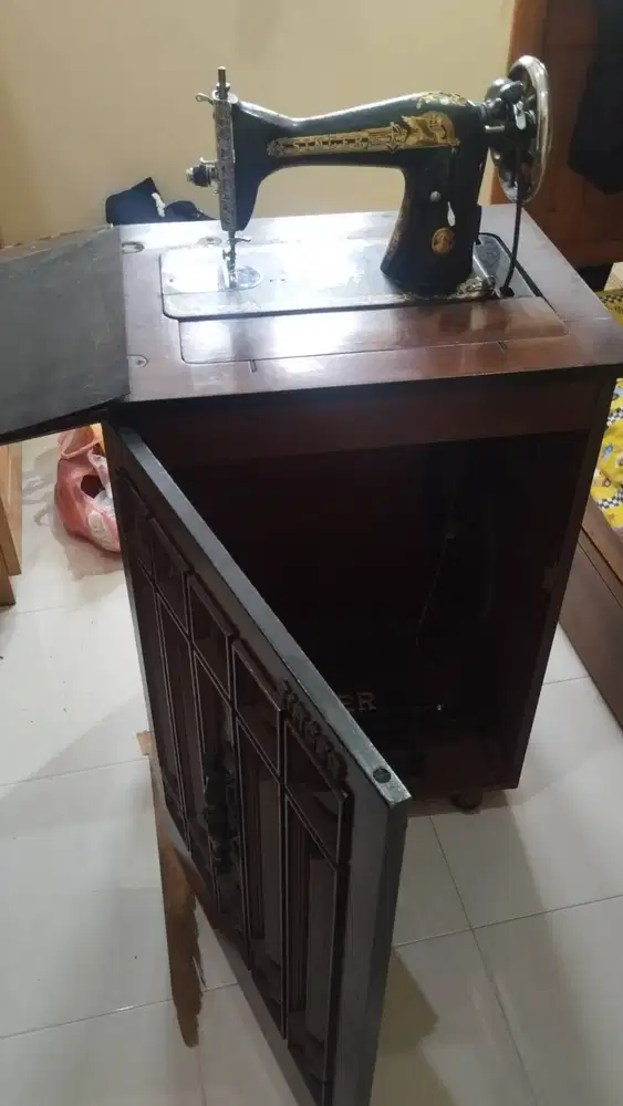 Dijual mesin jahit singer model lemari