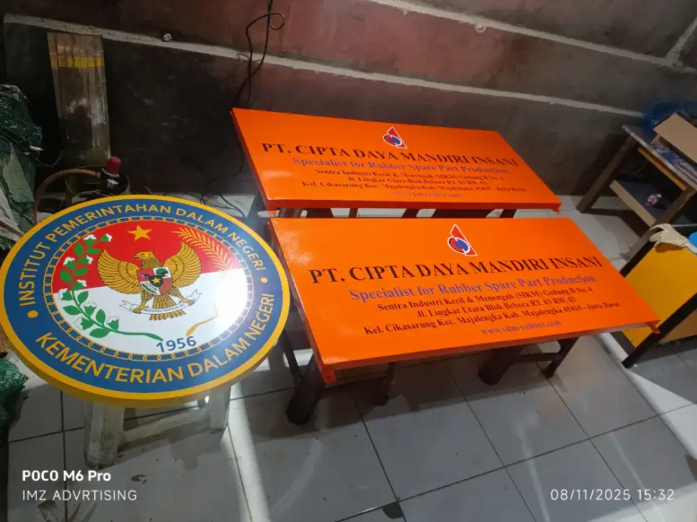 Papan nama indor dan outdor