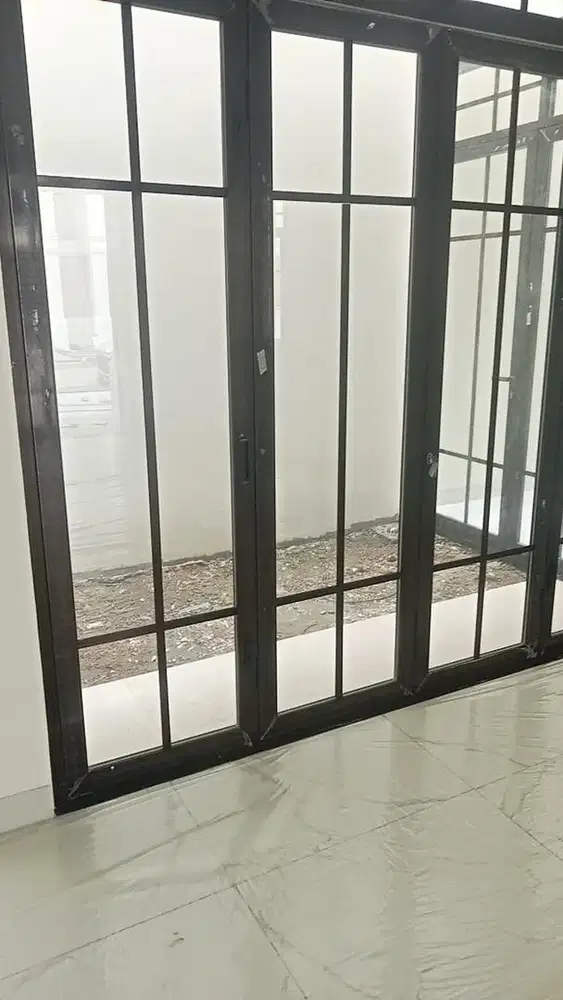 Pintu kaca tempahan