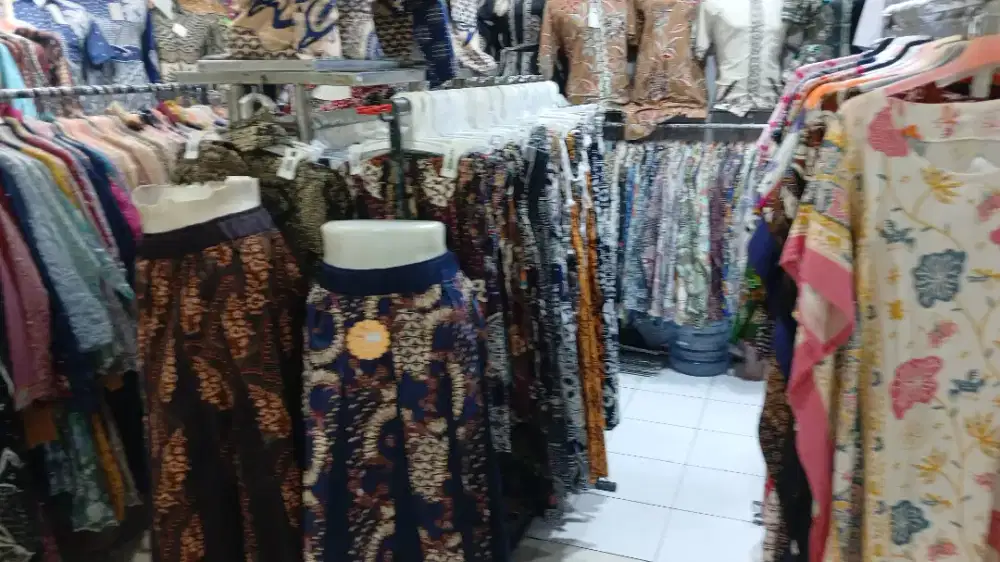 Spg batik atau distro