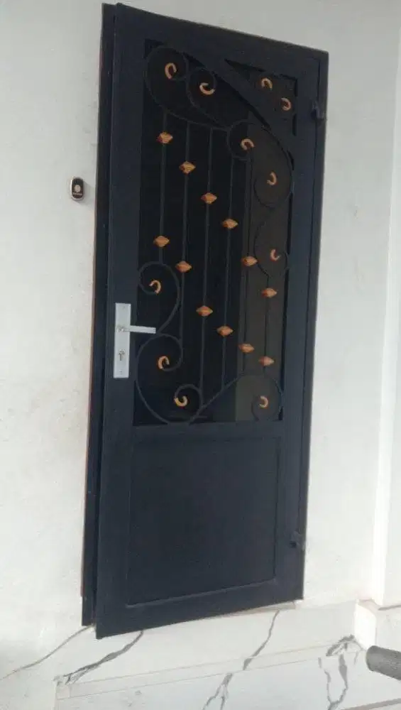 Pintu besi kelasik