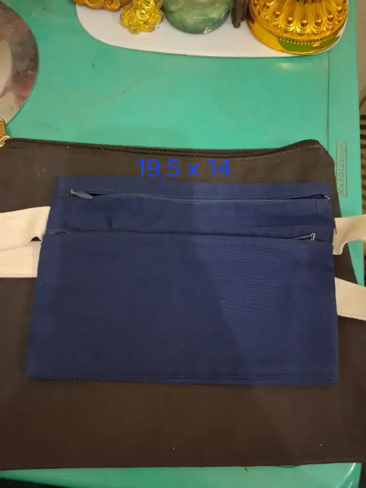 Tas pinggang warna biru 
Uk 19,5 x 14 tas pria 
Limited edition 
Baran