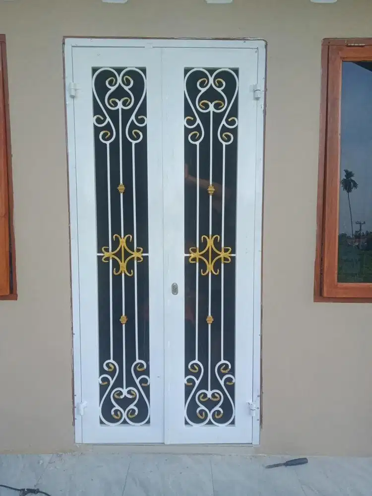 Pintu besi motip dua daun
