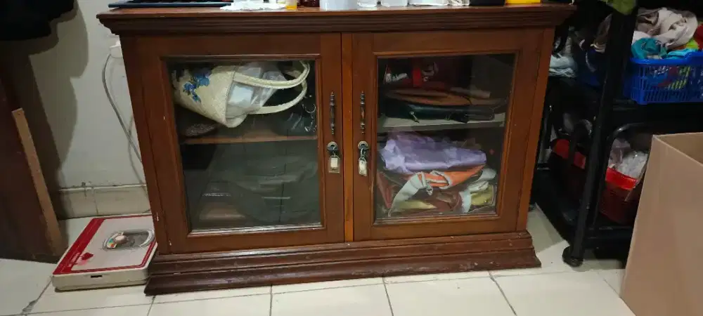 Lemari Kaca Jati