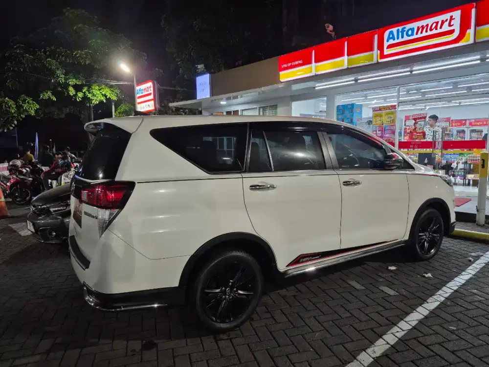 Innova venturer diesel matic 2018 putih