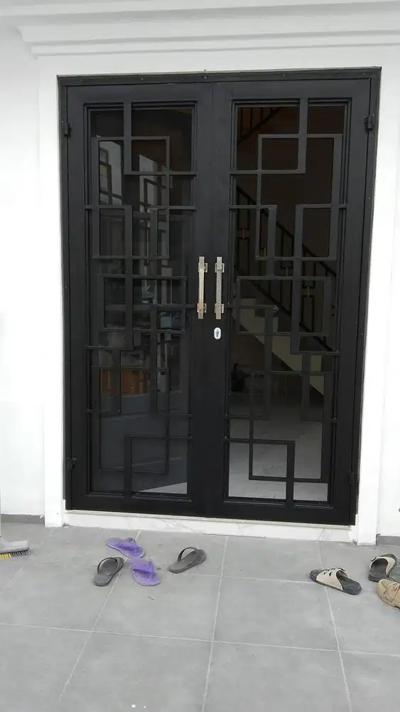 Pintu besi minimalis