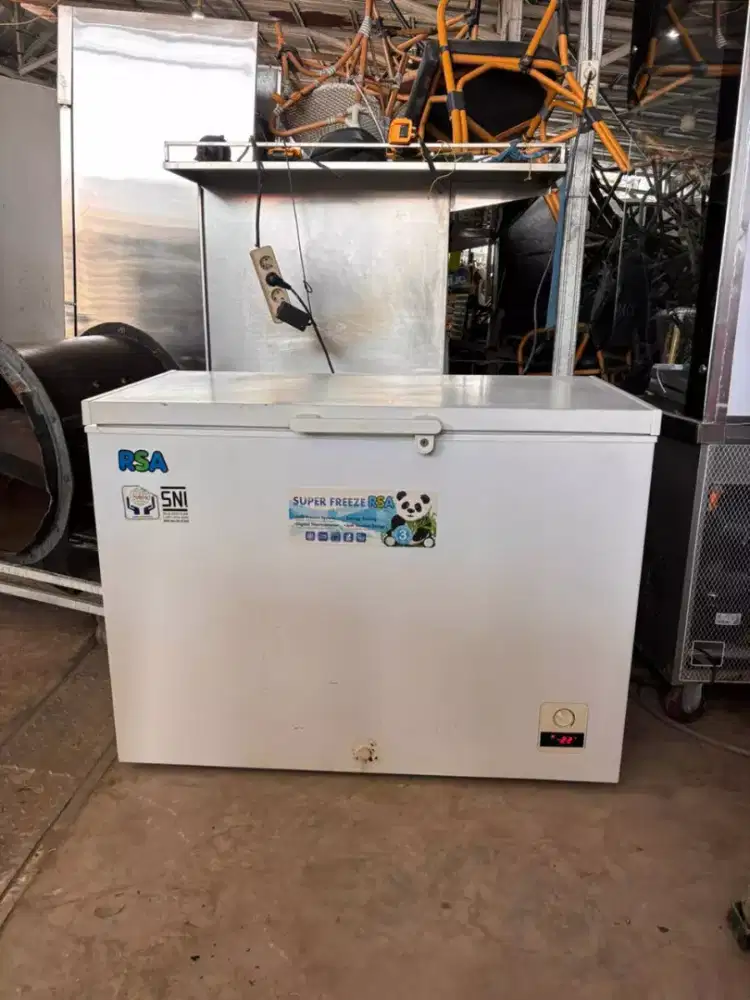 FREEZER BOX 

Merk RSA
Kapasitas 310 liter
Mesin oriii