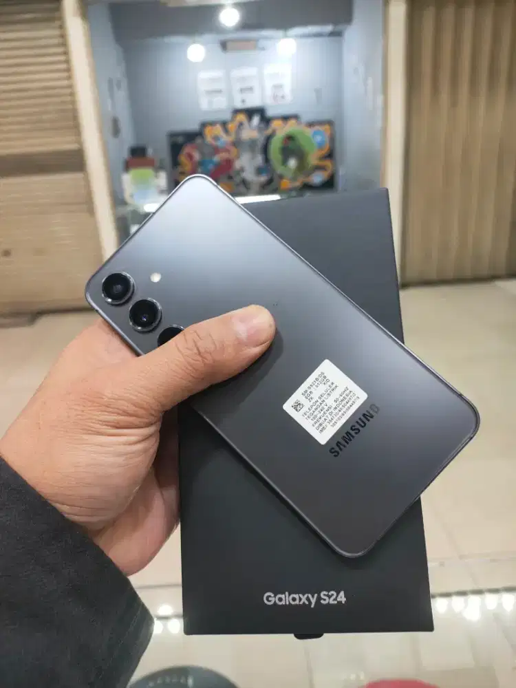 Samsung S24 5g 

Ram8/512
Lengkap original 
Warna gray
Senn resmi