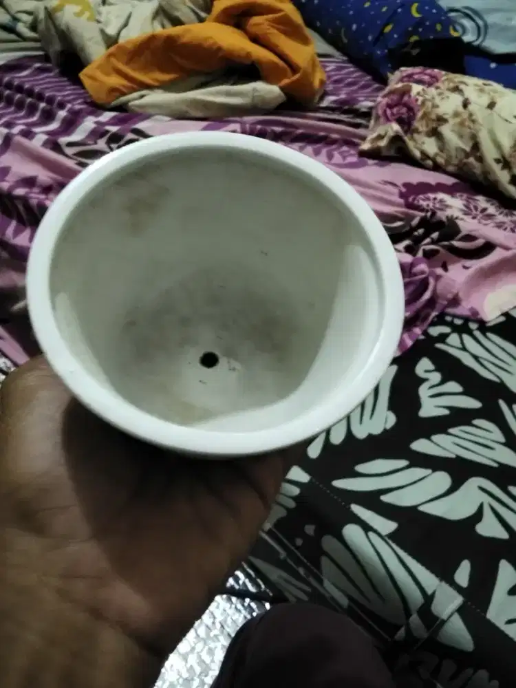 Mangkok jaman dulu plus ada bolongya barang antik