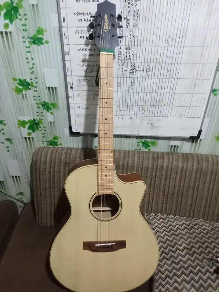 Gitar akustik jumbo likemine solo