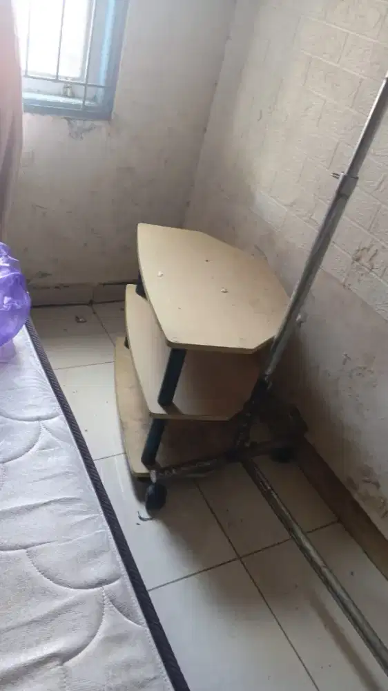 Meja sudut ruangan