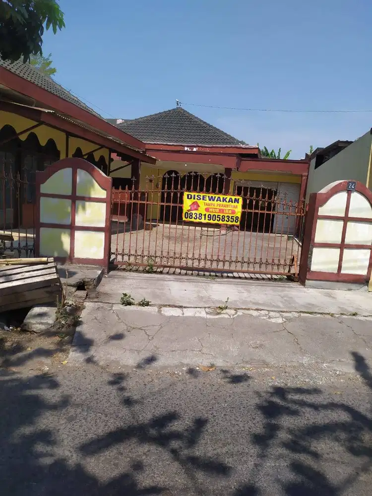 Rumah Besar Pinggir Jalan