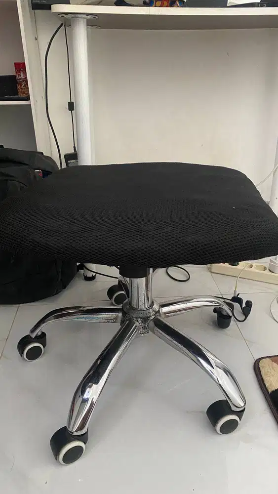 Dijual kursi kerja tanpa sandaran dan tangan
